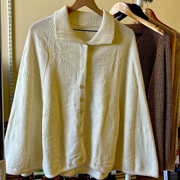 Button-Up Cape-Poncho One Size Oversized -vintage ivory cape with armholes - Picture 1 of 7
